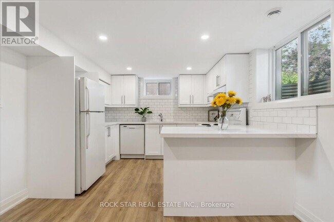 Building Photo - 129 W 32nd St
