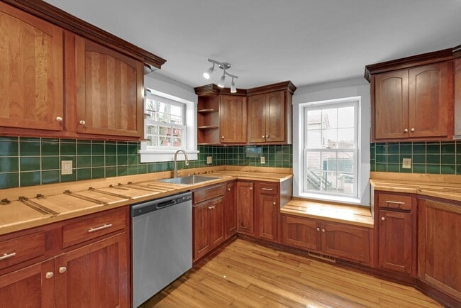 Building Photo - 22 School St