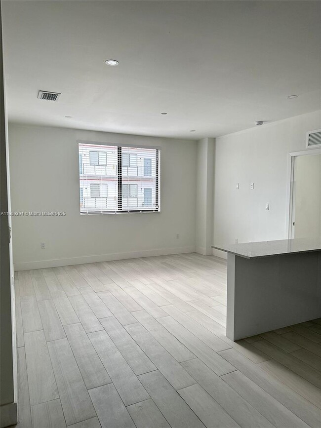 Building Photo - 909 E 24th St
