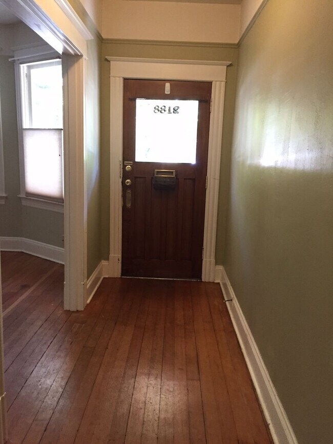 Building Photo - 2BR/1BA Large Vintage Condo just one block...