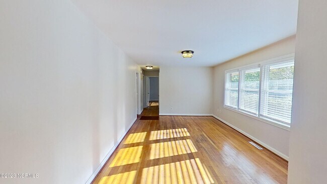 Foto del edificio - 134 Kenwood Ave