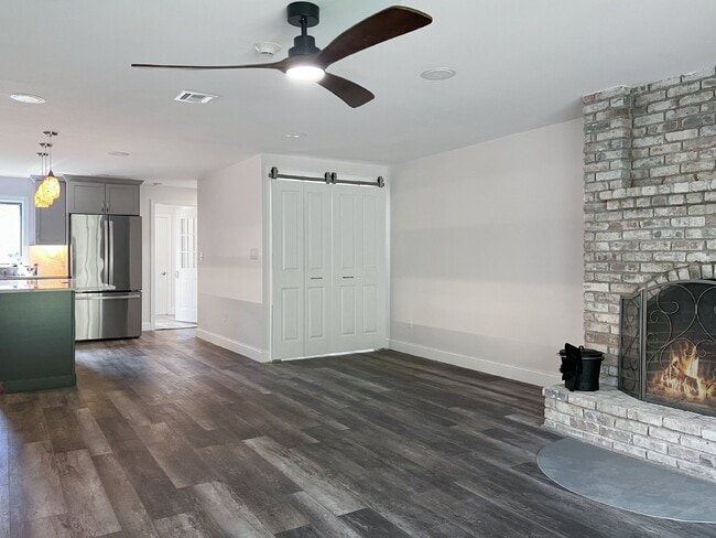 Building Photo - Gorgeous and newly renovated townhouse-sty...