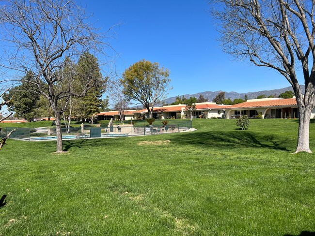 Building Photo - Gated Redhill Country Club Condo!
