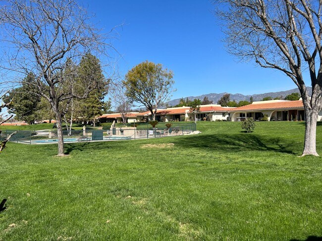 Foto del edificio - Gated Redhill Country Club Condo!