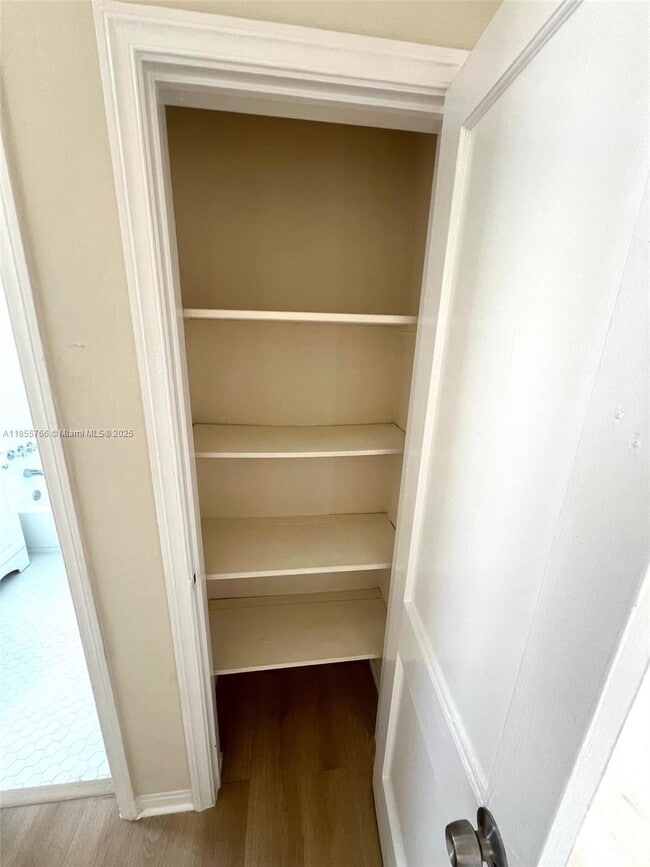Foto del edificio - 700 NE 85th St
