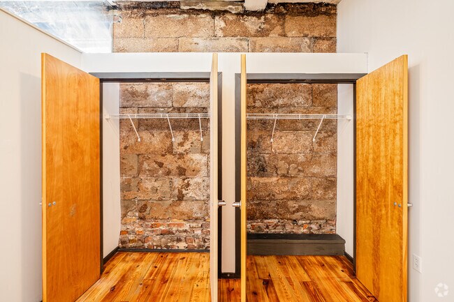 2 habitaciones, 2 baños - 968 pies cuadrados - Segundo armario - Smokehouse Lofts