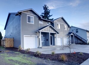 Building Photo - 230-232 Clay St W