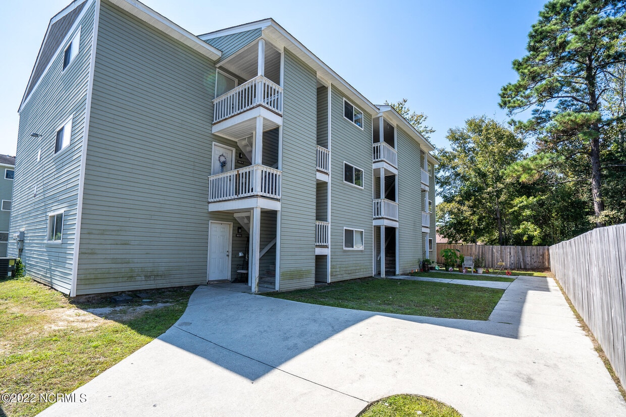 211 Sunn Aire Ct Unit Apt B, Wilmington, NC 28405 Condo for Rent in