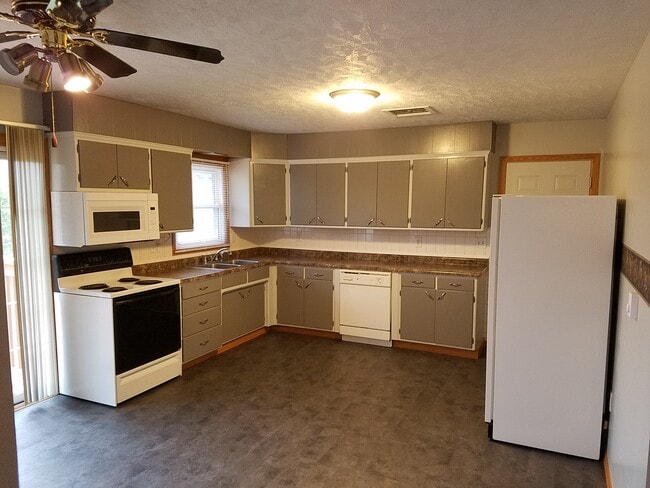Kitchen - 2801 W Denton Rd