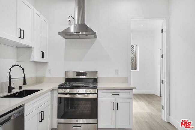 Foto del edificio - 4037 Mont Clair St