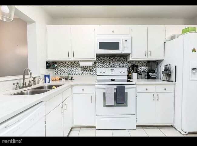 Foto del edificio - 1140 Hidden Cove Dr