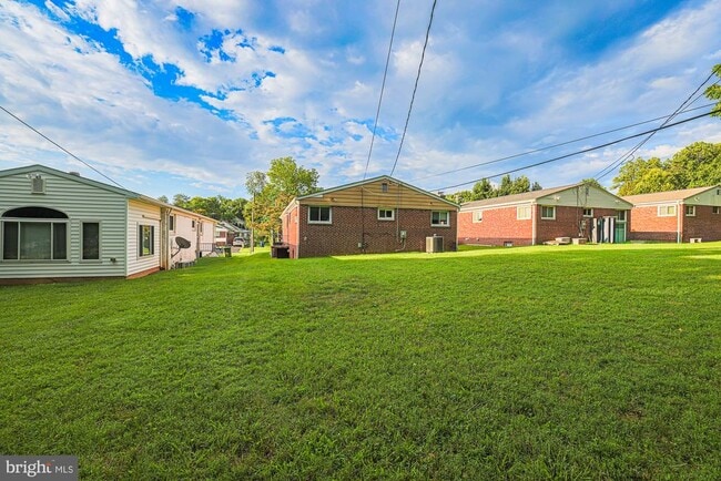 Building Photo - 2804 Hanson Ave