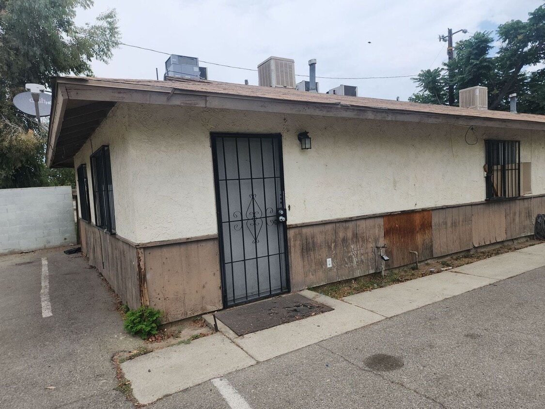 Primary Photo - Enjoy this 2 bed/1 bath apartment - coming...