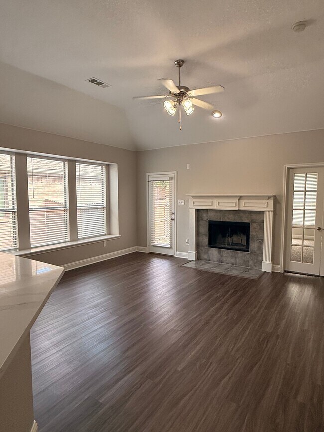 Foto del edificio - 3105 Whispering Pine Blvd