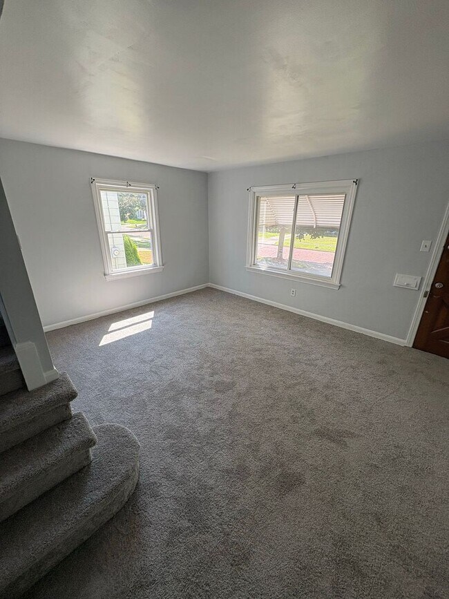 Building Photo - For Rent – 4 Bed / 2 Bath – $1,495 – Secti...