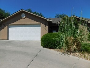 Building Photo - 3006 1/2 Oakwood Dr