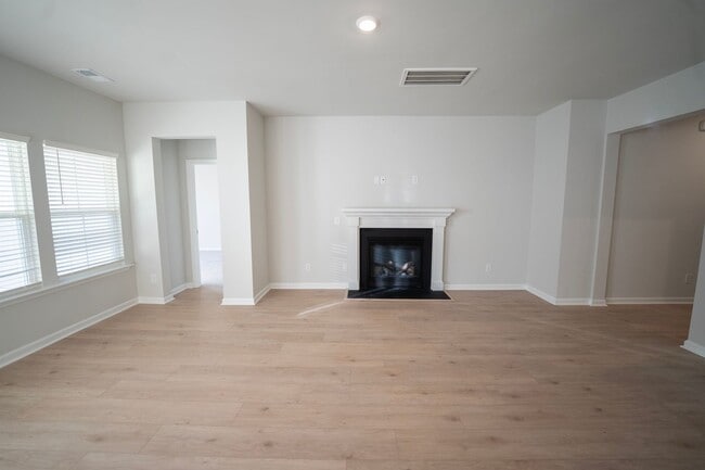 Foto del edificio - Available Now!