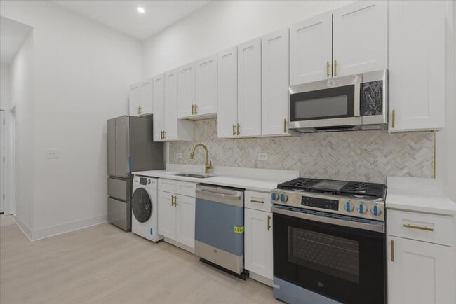 Foto del edificio - 2234 W Irving Park Rd