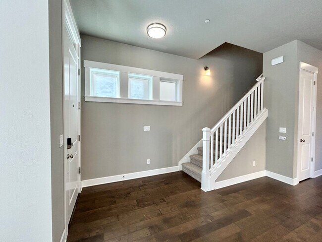 Foto del edificio - Luxury and Convenience Awaits in this Stunning 3 Bedroom, 2.5 Bathroom House with Abundant Parkin...