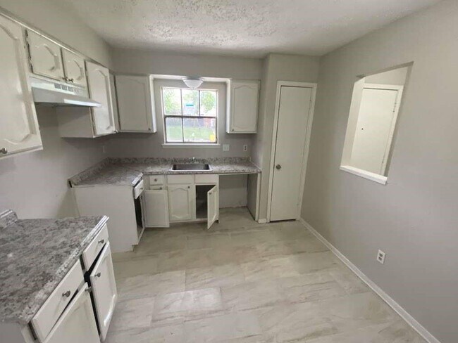 Foto del edificio - 3306 Trail Lake Dr
