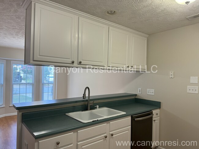 Building Photo - Recently Renovated 3 Bedroom Beautiful home!