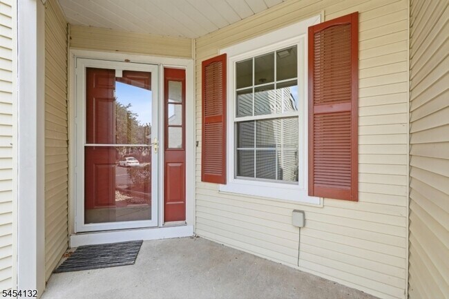 Building Photo - 703 Porter Way W