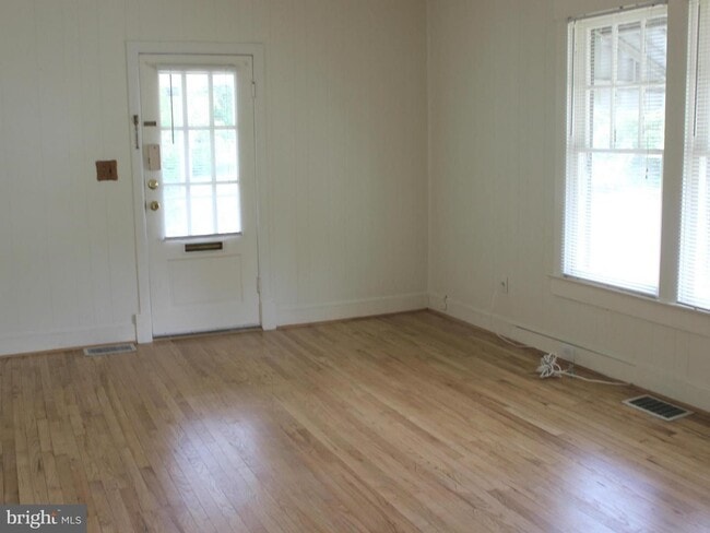 Photo - Lovely Cottage with Detached 2-Car Garage House