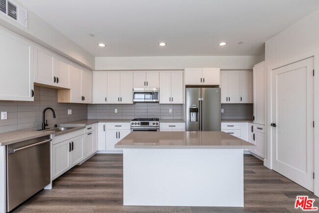 Building Photo - 857 Hayworth Ave