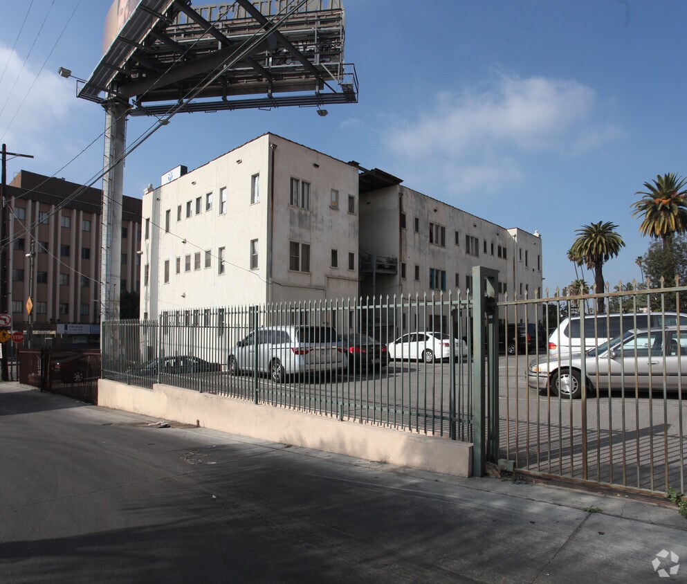Building Photo - 958 S Lake St