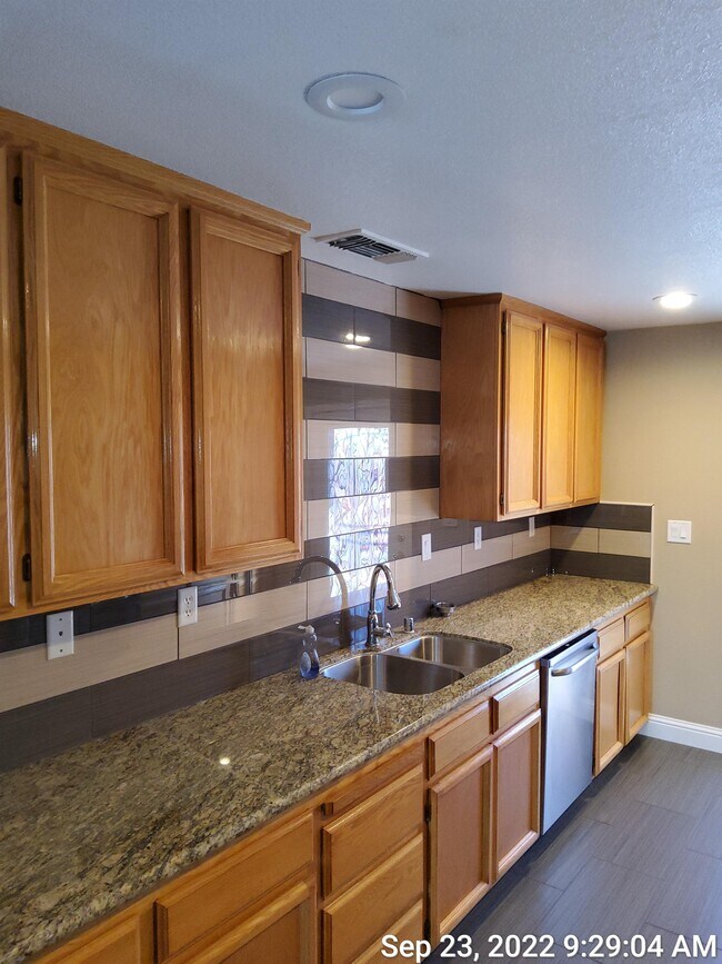 Building Photo - 1052 Courtyard Dr