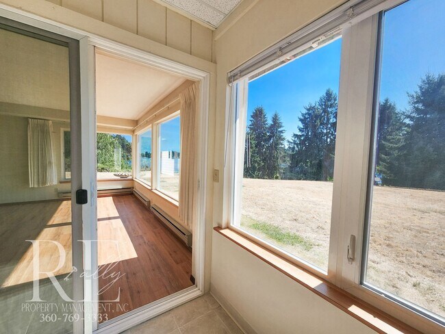 Foto del edificio - Waterfront Views & Peaceful Living – 2BR w...