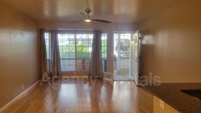 Building Photo - 545 Mananai Pl