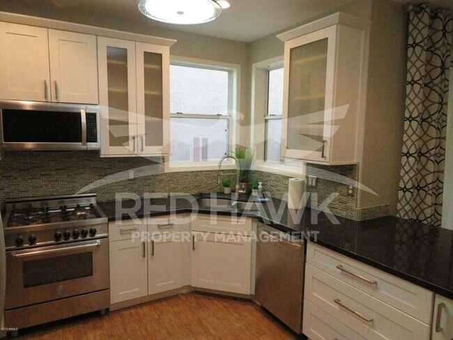 Building Photo - 980 S Huish Dr