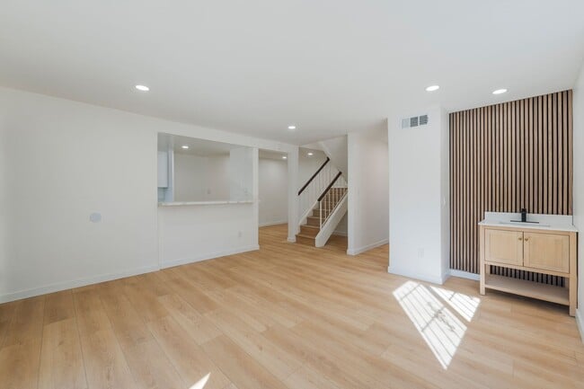 Building Photo - 1239 W Rosecrans Ave