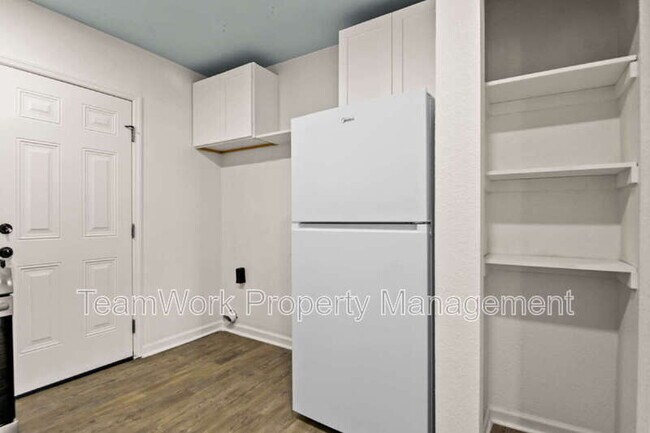 Building Photo - 3033 Azalea Dr