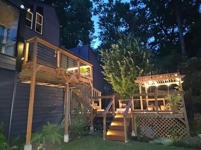 Foto del edificio - Beautiful 4 Bed/3 Bath Home with 3 Car Garage / Available Now!