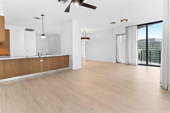 Building Photo - 2831 S Bayshore Dr