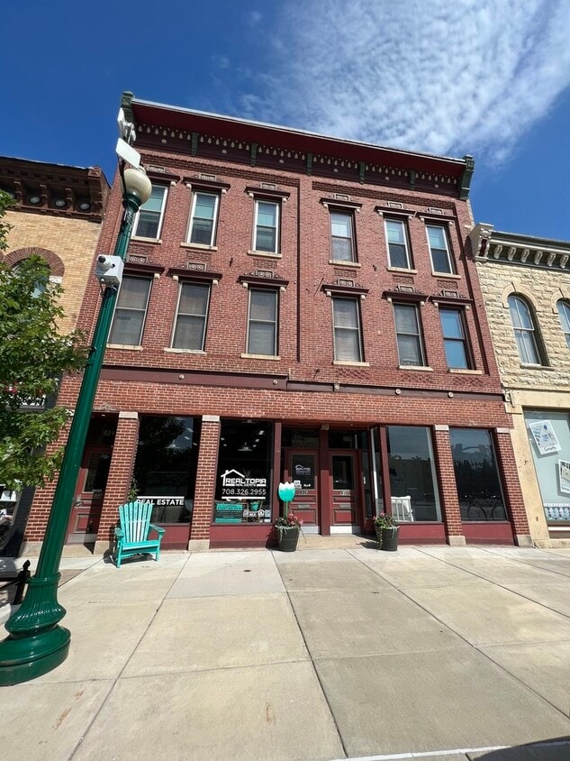 934 S State St Unit 2C, Lockport, IL 60441 Room for Rent in Lockport