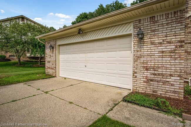 Building Photo - 283 Tanglewood Dr