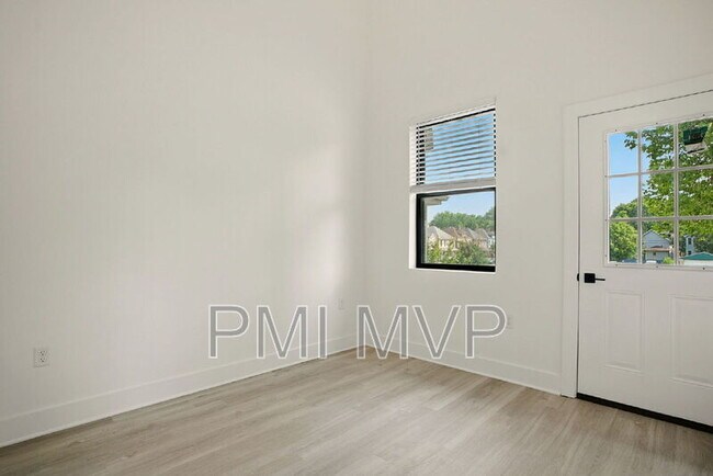 Building Photo - 92 E Innis Ave