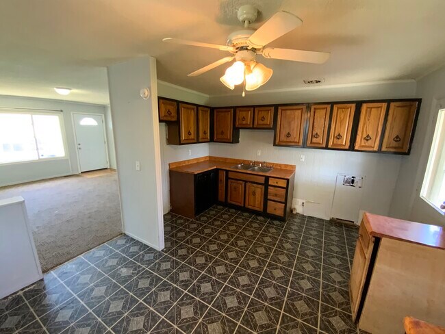 Building Photo - 1605 Crestview Dr