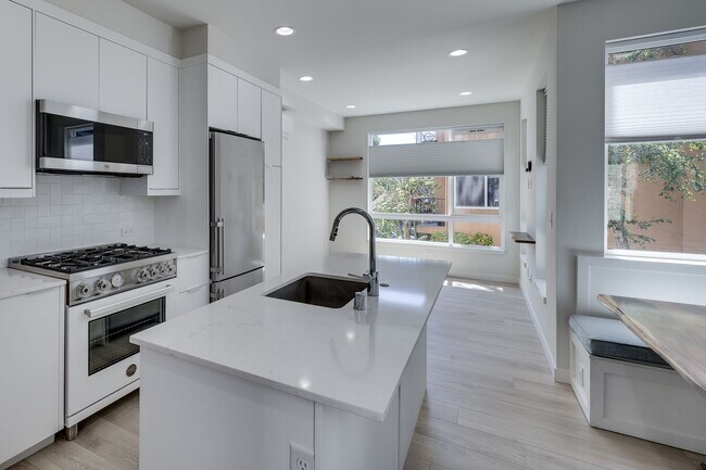 Building Photo - Townhouse in perfect Capitol Hill location!