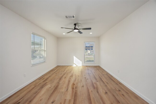 Foto del edificio - 5942 Ridgeway Dr