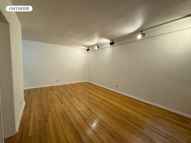 Building Photo - 330 E 70th St