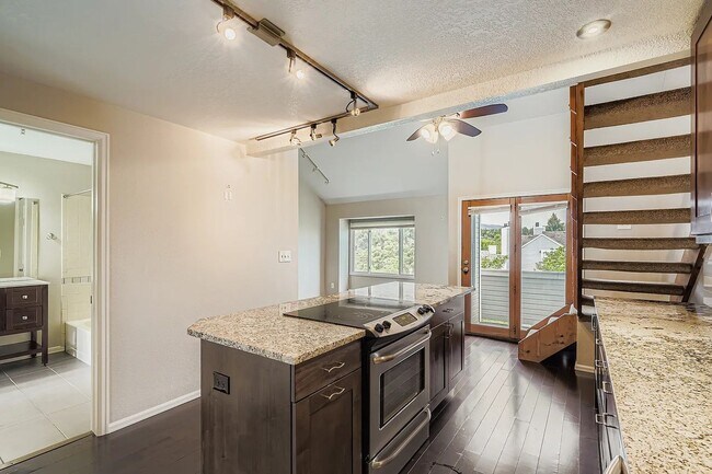 Building Photo - Beautiful, Updated 1 Bedroom Condo on Pear...