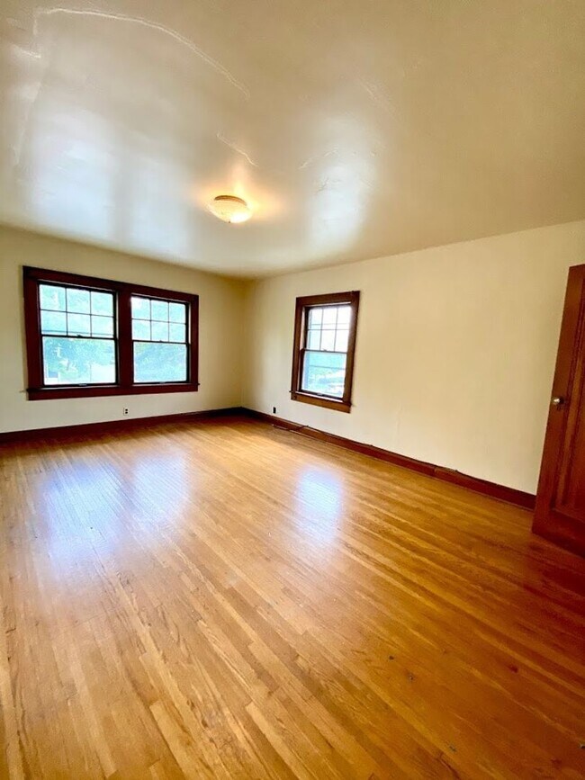 Building Photo - ***AVAILABLE AUGUST 2027***5 Bed 2 Bath Ho...