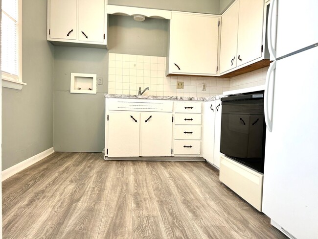 Building Photo - Adorable Duplex