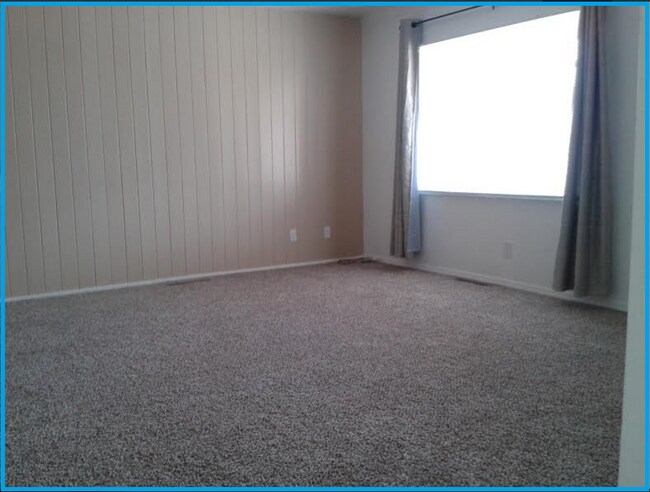 Carpeted Living Room - 1904 Alvarado Dr NE