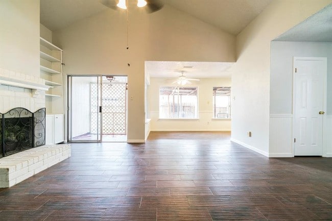 Foto del edificio - 10746 Lakewood Oaks Dr