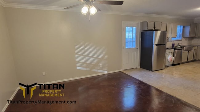 Building Photo - Remodeled 2Bed/1Bath Apartment